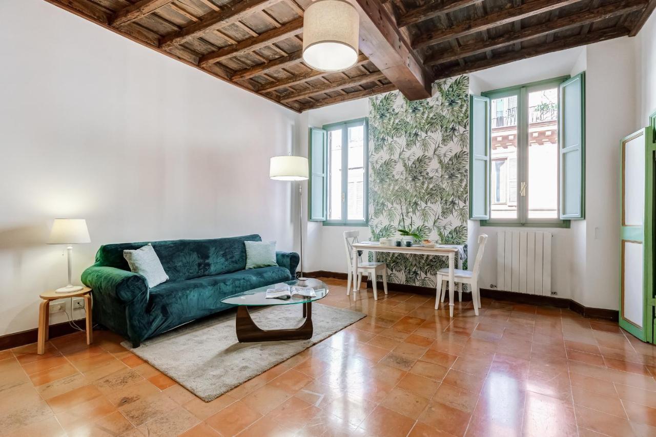 The Unique Pantheon Apartment *